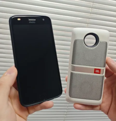 Moto Z2 Play com JBL SoundBoost (módulo de som acoplável)