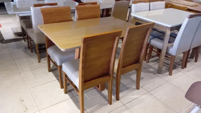 Mesa resistente completa de madeira