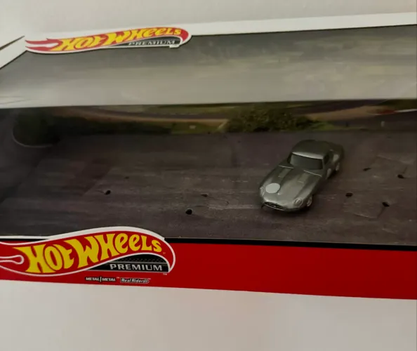 Hot Wheels Premium Jaguar Lightweight E-Type