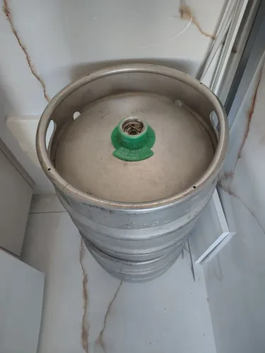 Barril de chopp vazio.