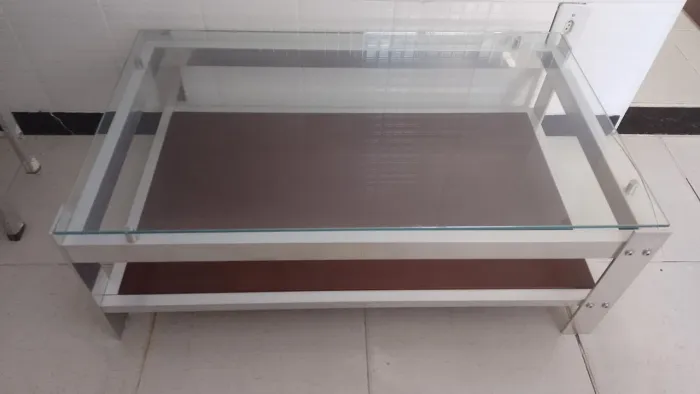 Centro de mesa de madeira e alumínio com vidro