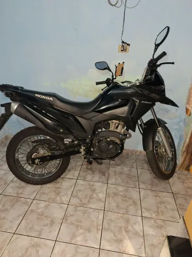 A moto está com várias peças novas.