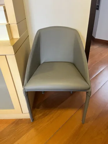 CADEIRA DESIGN EM COURINO CINZA