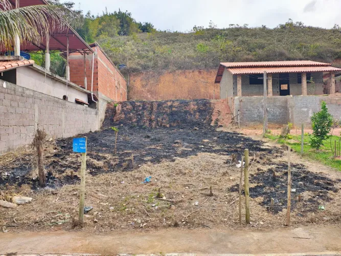 Vende-se terreno em Santana do Deserto (MG)