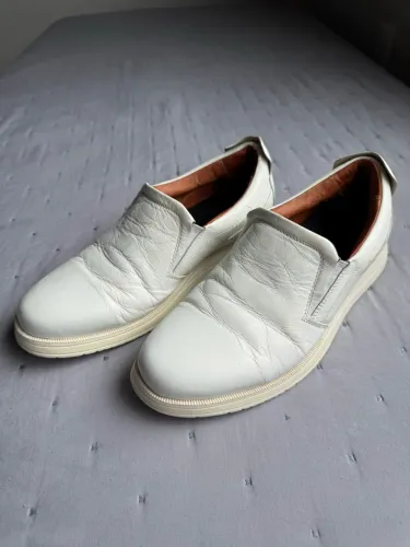 Tênis de couro branco