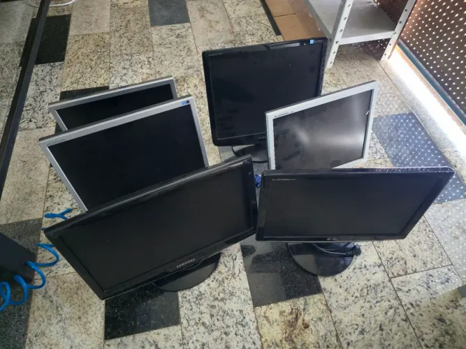 6 Monitor de 15 a 19 polegadas Funcionando