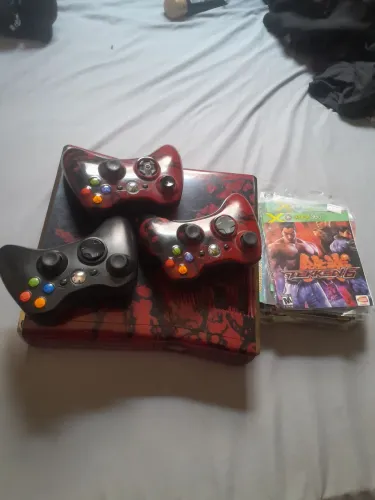 Xbox 360 DESBLOQUEADO Edição limitada Gears of War 3+ 26 jogos+ 3 controles