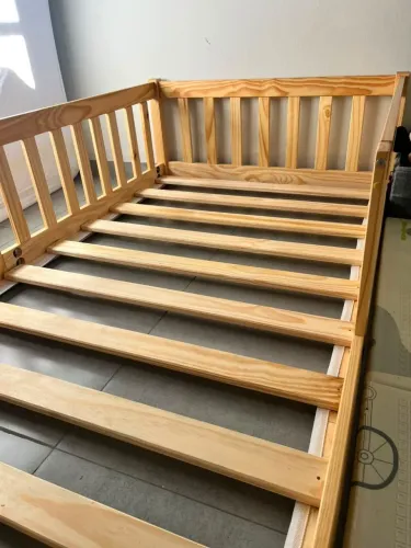 Cama montessoriana de madeira