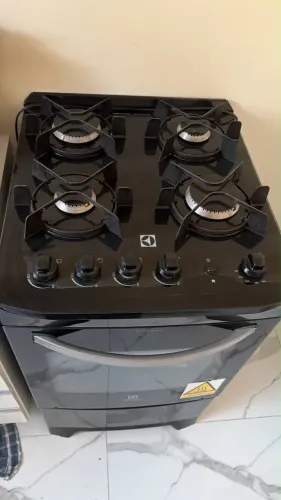 Vende-se fogão Electrolux , base de vidro , em ótimas condições.