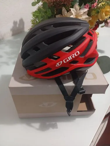 Capacete giro original na caixa tamanho m