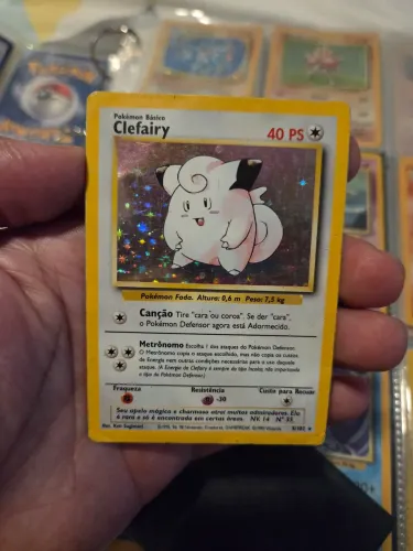 Carta Pokémon Clefairy Holográfica original em português - Base Set 5/102.