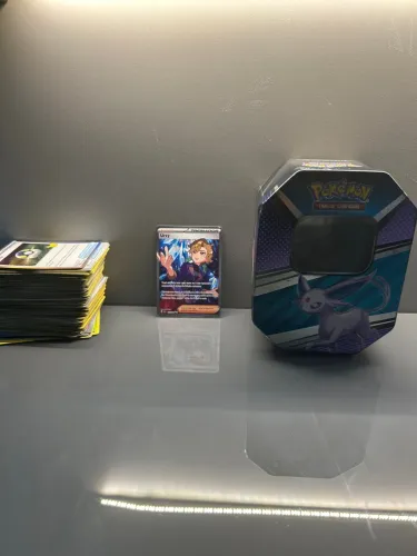 220 cartas Pokémon originais +carta ultra rara + lata para guardar cartas + brindes