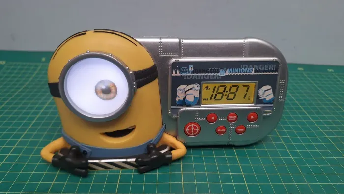 despertador digital Minions Night Glow c/ luz e sons