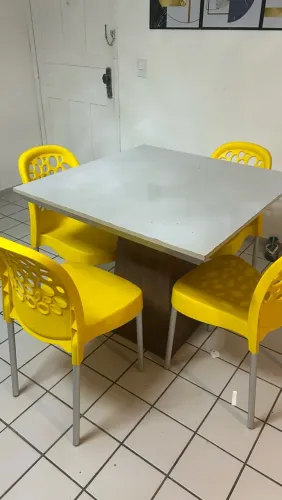 Mesa com 4 cadeiras