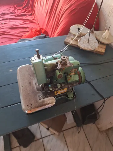 Vendo máquina reta industrial e overlok verdinha