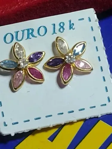 Brinco Trevo 5 Pedras Zircônias 9 mm Tamanho Ouro 18 Kilates Peso 0.70 Gramas