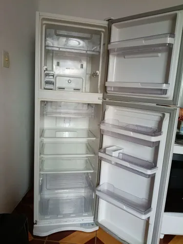 Vendo uma geladeira Frost Free 