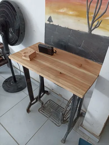 Mesa de canto com pé de máquina