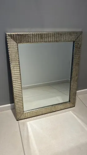 Espelho Bisotado com Moldura Trabalhada Dourado Envelhecido / Champanhe (61,5 x 51 cm)