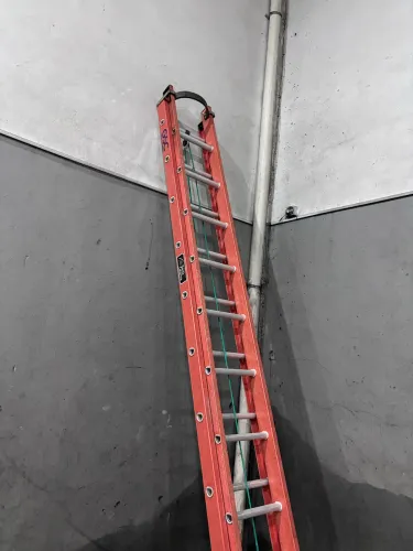 Escada de fibra com alumínio