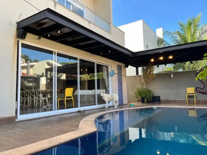 Casa a venda em condomínio fechado com 3 suítes e armários planejados com 3 suítes piscina