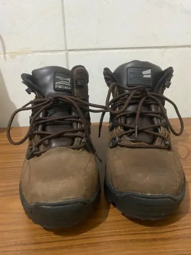 Bota Acero de couro legítimo (TAM 39, palmilha 26,5)