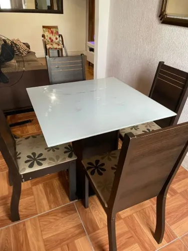 Mesa com 4 cadeiras quebra galho 
