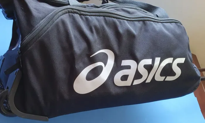 Mala viagem Asics com 2 rodinhas