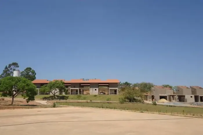 Terreno 34.500m² com 40 chalés, quadra, área de camping playground, vestiário (inacabados)