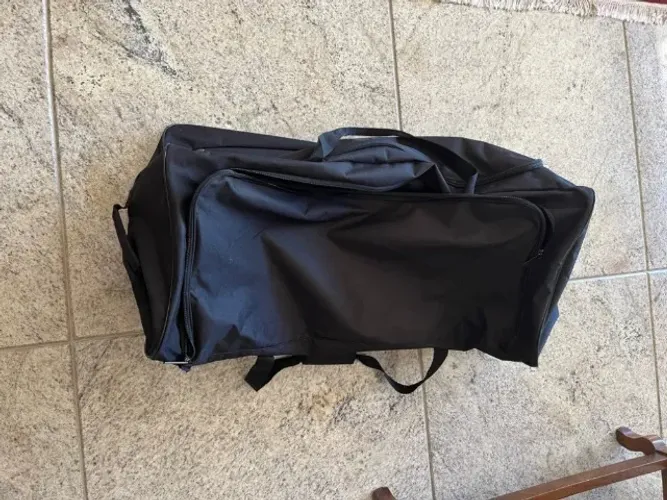 Mala preta com rodinhas retangular em lona super resistente