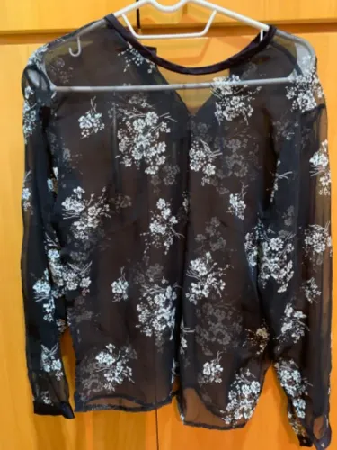 Blusa preta de seda semi-transparente 