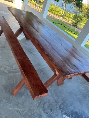 MESA E BANCOS EM MADEIRA