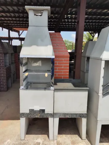Churrasqueira pré moldada com bancada lateral