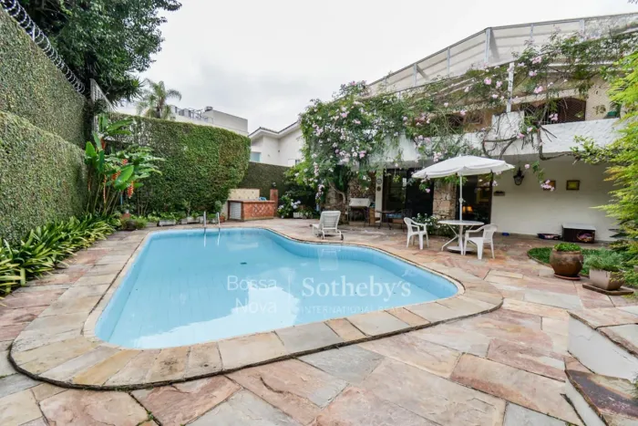Casa com jardim e piscina em localização privilegiada