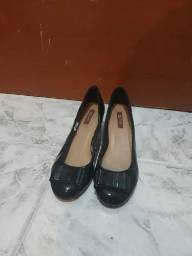 Sapatos pretos de salto baixo