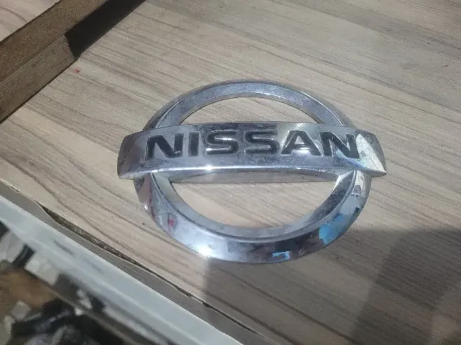 Emblema da Tampa Traseira Nissan March 2012 a 2014 90890 1HM0A