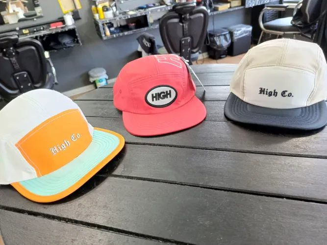 3 Bonés de marca High Co. - Novos