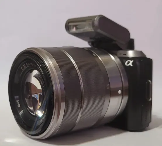 Câmera Sony C-3 Alpha com lente 18-55mm