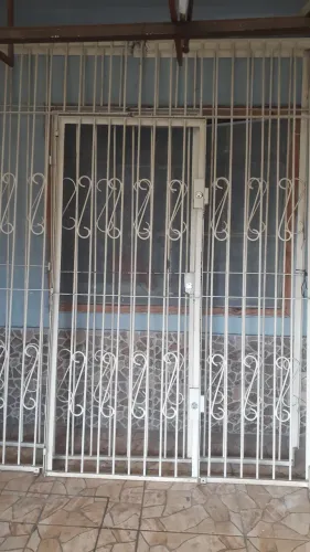 Grade com porta de 90 com chave para sua de segurança 2m15larg.x2m50alt.