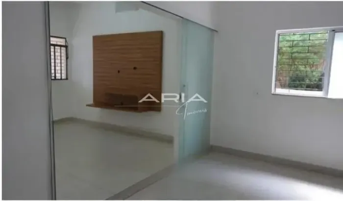 Casa com edícula à VENDA no Jd. América, região Central, Londrina - PR.