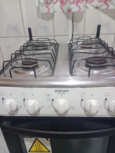 Vende-se fogão semi-novo com mangueira de gás .