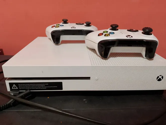 XBOX ONE S 1 TB - Negociável 