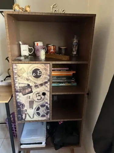 Estante Decorativa com Detalhes Cinematográficos, para organizar livros ou vinhos e taças
