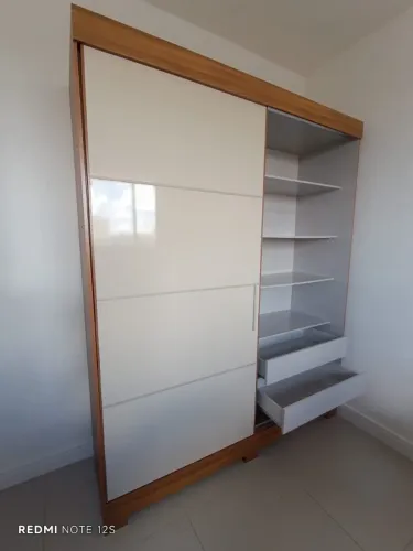 Guarda-Roupa Moderno com Design Elegante