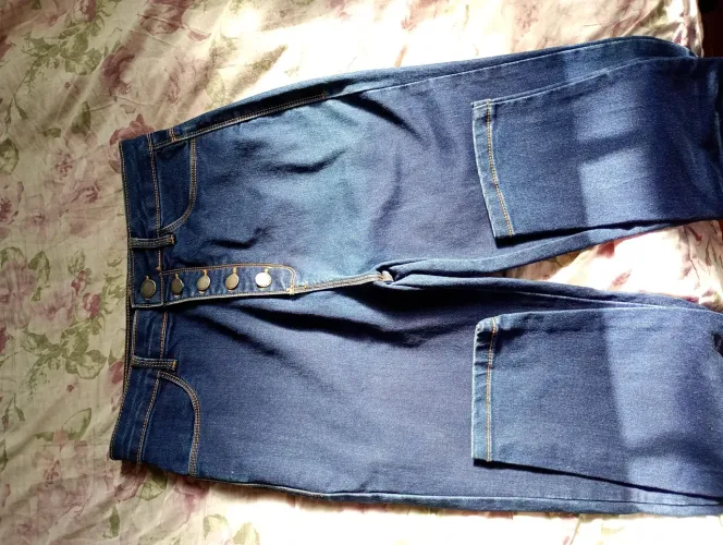 Calça Jeans cintura alta Feminina com Botões