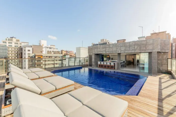 Cobertura duplex mobiliada com 740m², 4 suítes e piscina com borda infinita no Moinhos de 