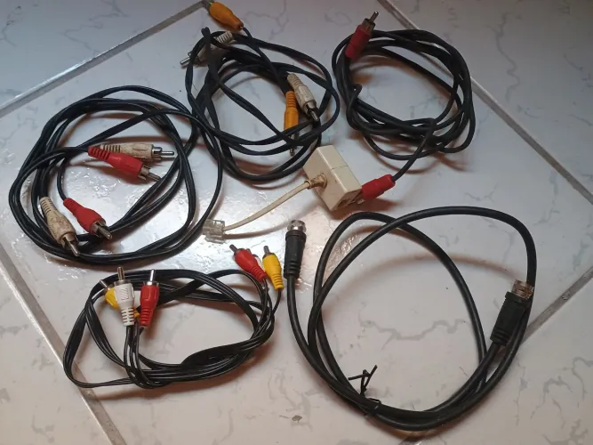 4 cabos AV RCA + 1 cabo interligação + 5 adaptadores telefonia