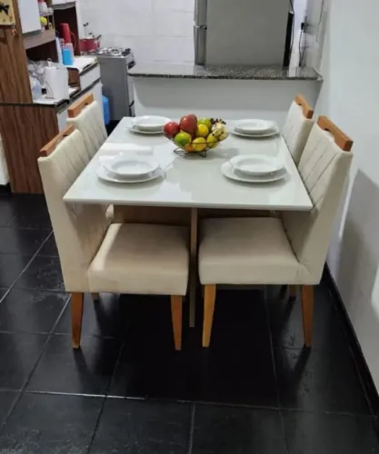 Mesa de jantar linda e moderna a pronta entrega