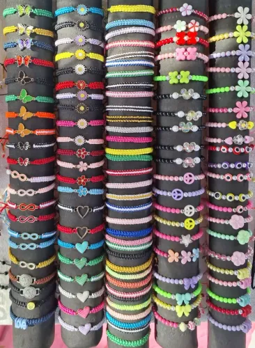 Pulseiras de macramê e bolinhas artesanais - Diversos modelos