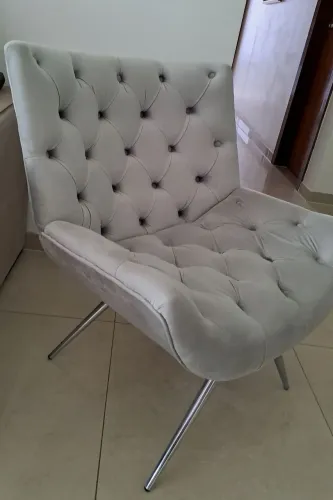 Poltrona Roma com os pés Cromados